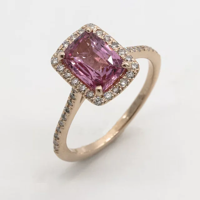 Anello in oro con pietra rosa e diamanti
